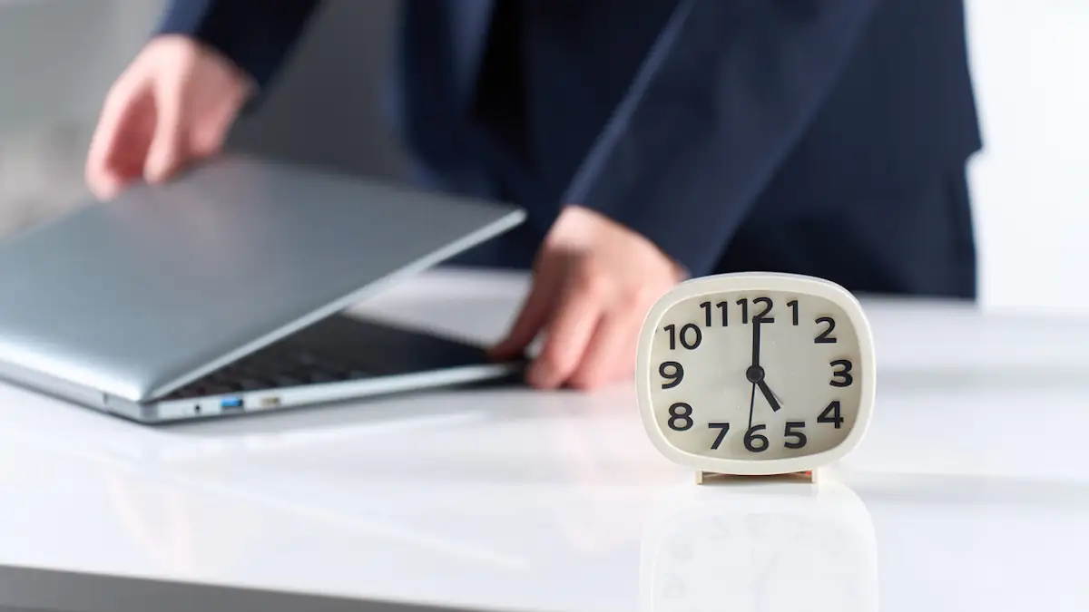 Angestellter bekommt Abmahnung wegen „zu pünktlichem Feierabend“