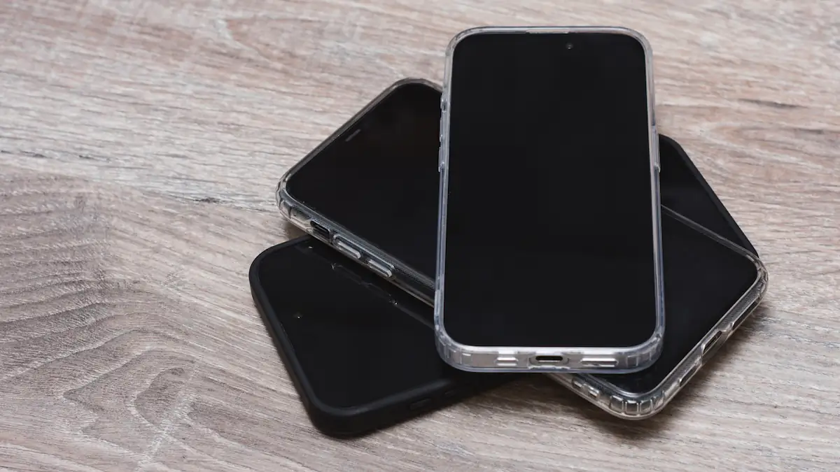 Active Listening: Smartphones gestapelt auf einem Tisch