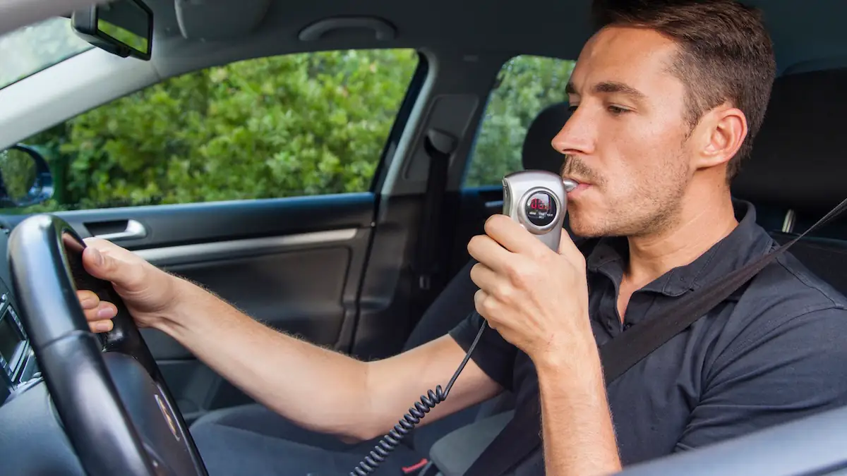 Mann benutzt Alkolock in Italien