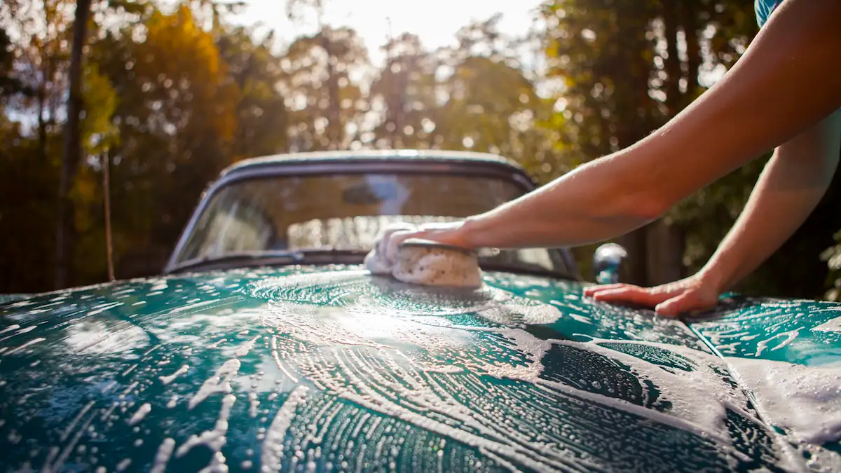 Auto waschen bei Sonne: Diese Fehler sollte man unbedingt vermeiden
