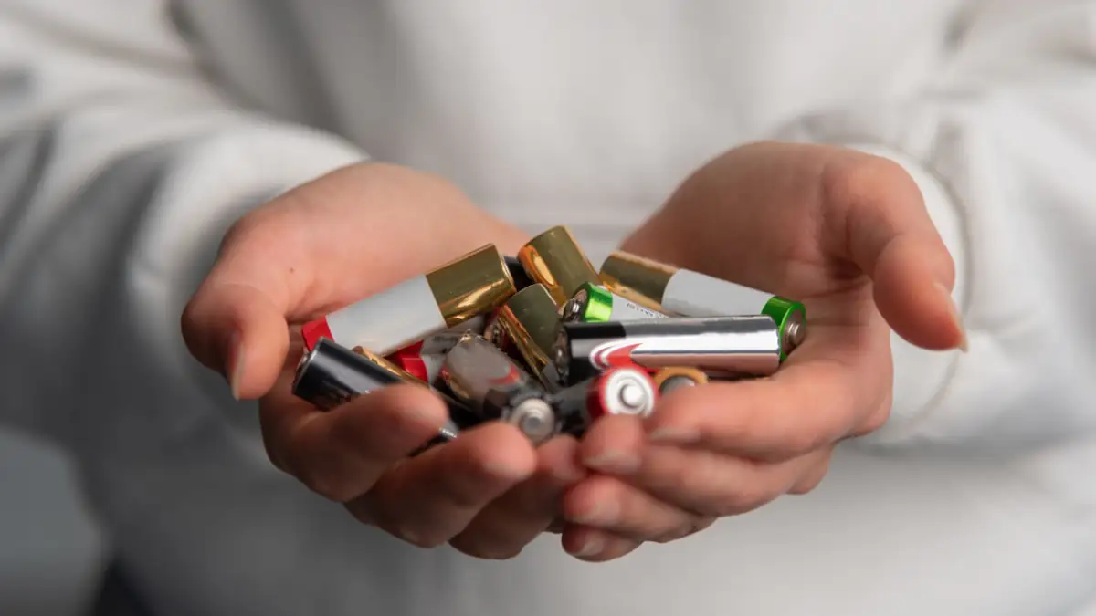 Mehrere Batterien werden in den Händen gehalten