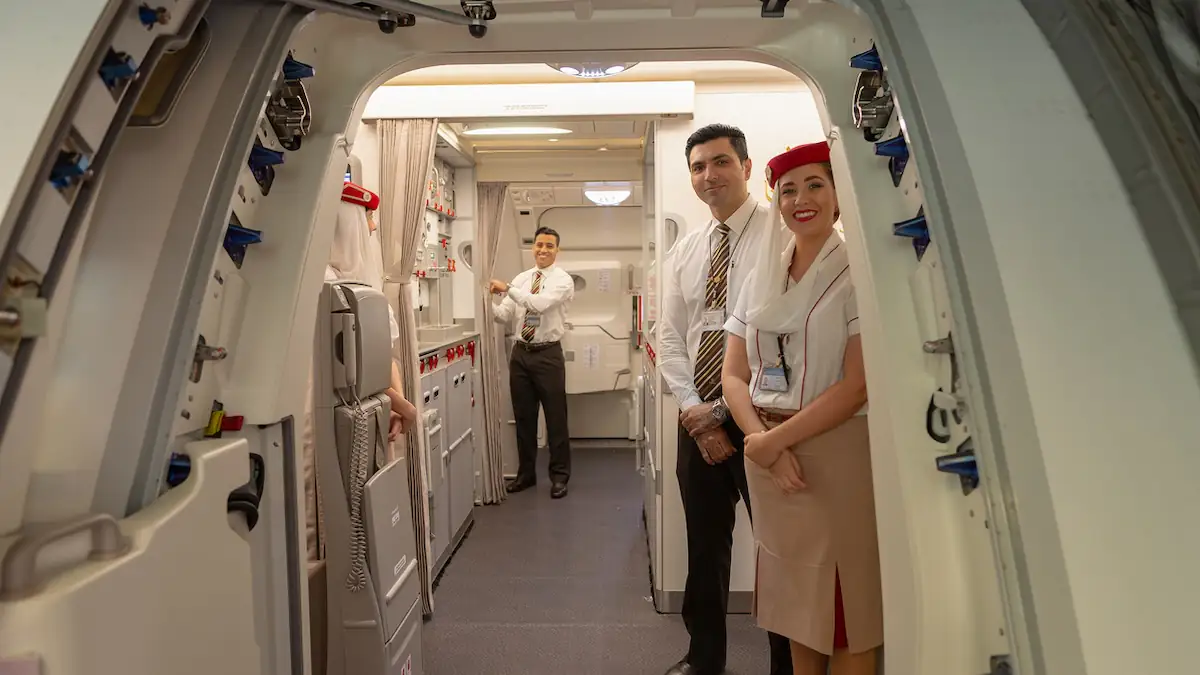 Wichtiger Grund: Darum stehen Flugbegleiter beim Boarding in der Tür