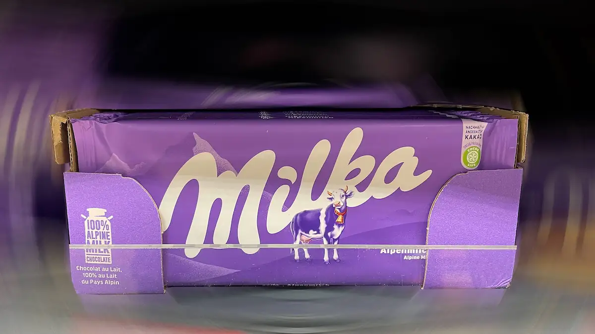 Goldener Windbeutel 2025: Milka Alpenmilch Schokoladentafel im Regal