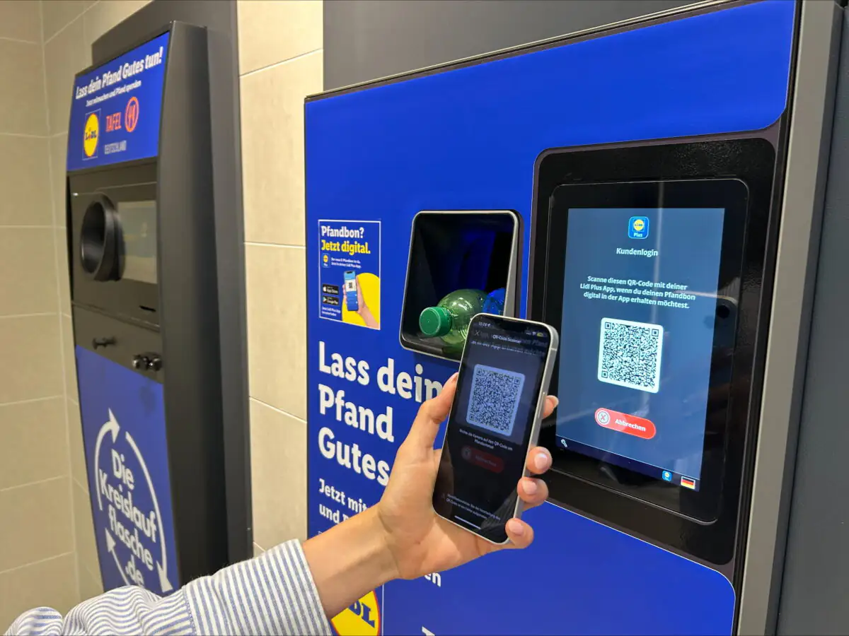 Jemand scannt einen QR-Code am Pfandautomaten bei Lidl