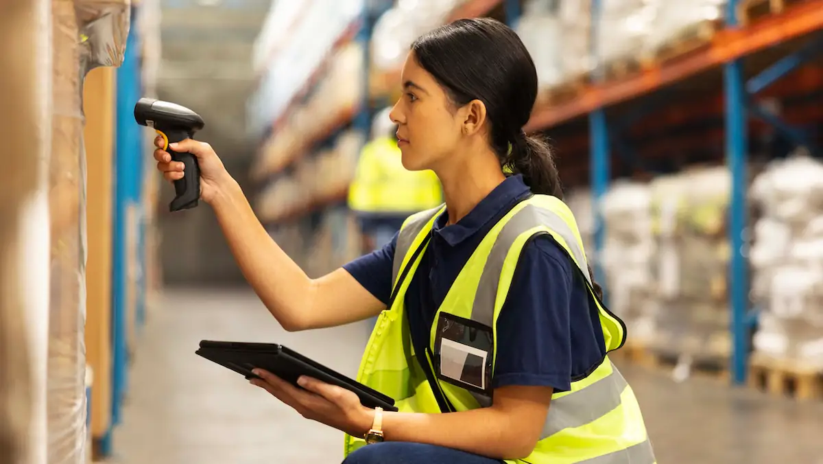 Lohn und Gehalt: Frau arbeitet in einem Warenlager