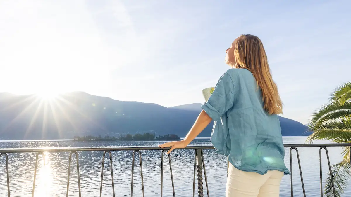 Frau trinkt heißes Getränk in der Sonne