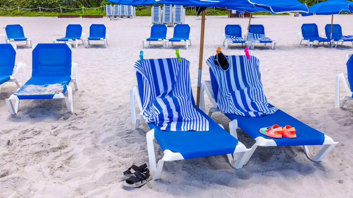 Urlaubsklischees über Deutsche: Liegen am Strand mit Handtüchern