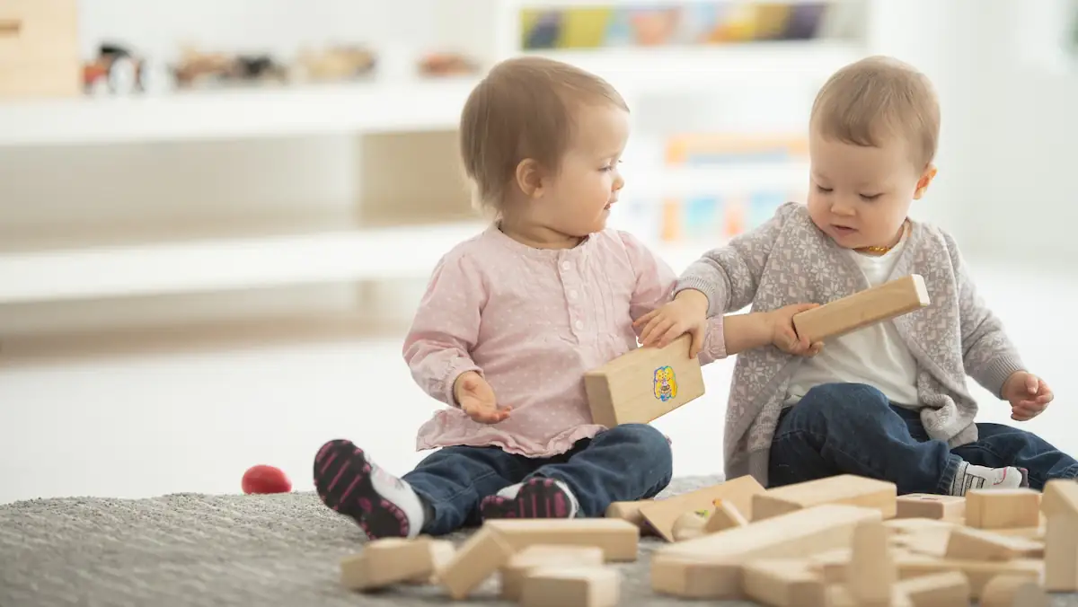 Schönste Vornamen: Zwei Babys spielen miteinander
