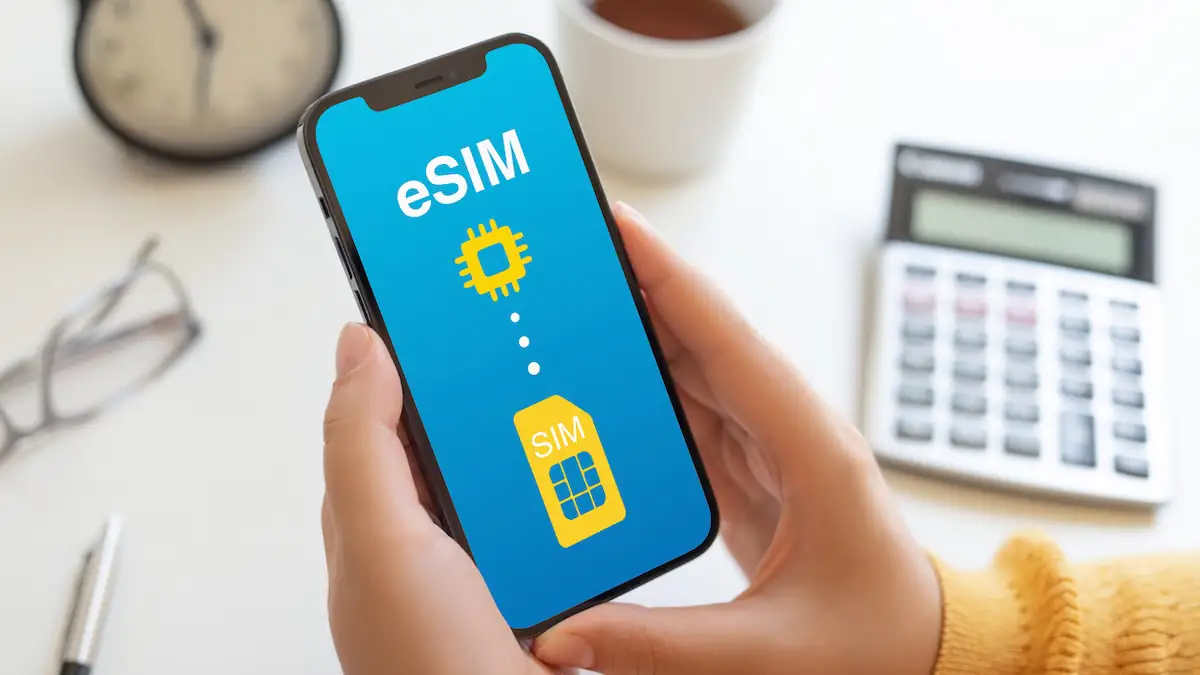 eSIM-Sperre in der Türkei: Hand hält Handy mit eSIM-Symbol