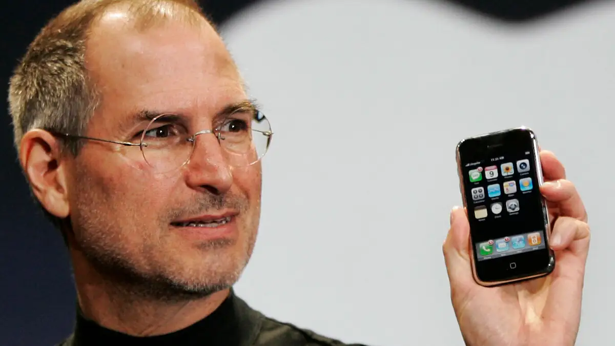 Steve Jobs präsentiert das erste iPhone