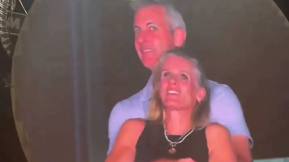 „Kiss-Cam“-Skandal bei Coldplay-Konzert könnte Tech-CEO bis zu 30 Millionen kosten