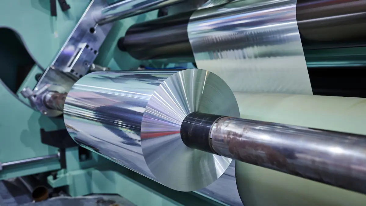 Alufolie auf einer Walze in der Herstellung