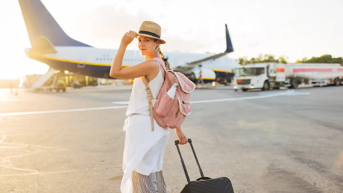 Frau läuft mit Koffer zum Flugzeug