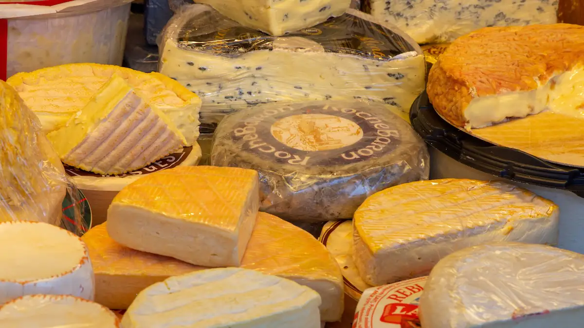 Käse-Rückruf Chavegrand Symbolbild: Käsesorten an einer Theke