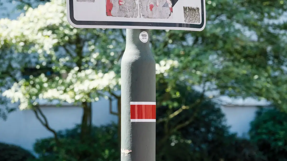 Rot-weißer Laternenring unterhalb eines Schildes angebracht