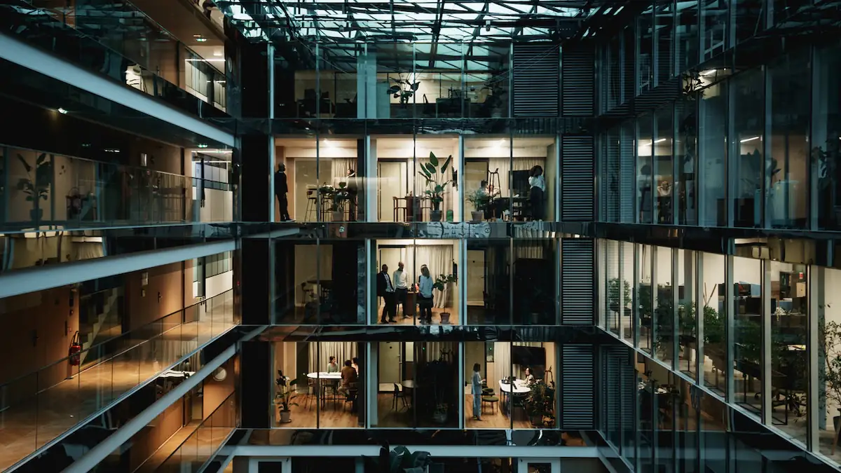 IT Unternehmen Symbolbild: Büroräume in einem erleuchteten Gebäude