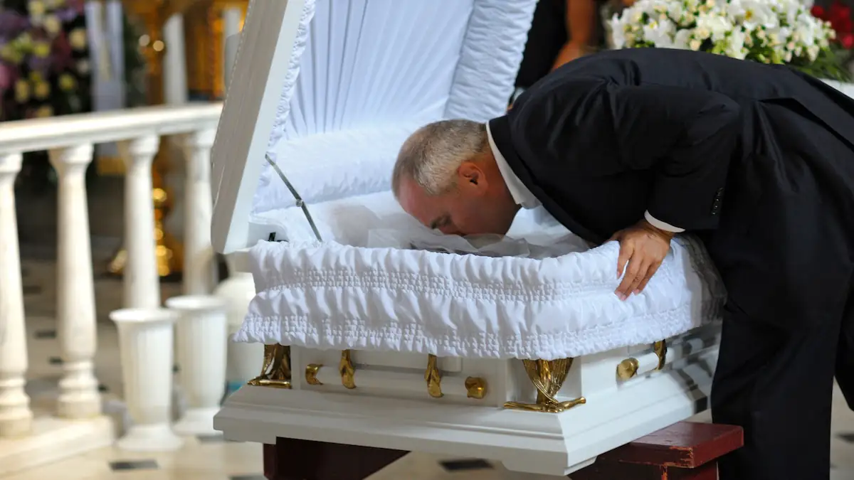 Arzt warnt: Warum man Verstorbene auf keinen Fall küssen sollte