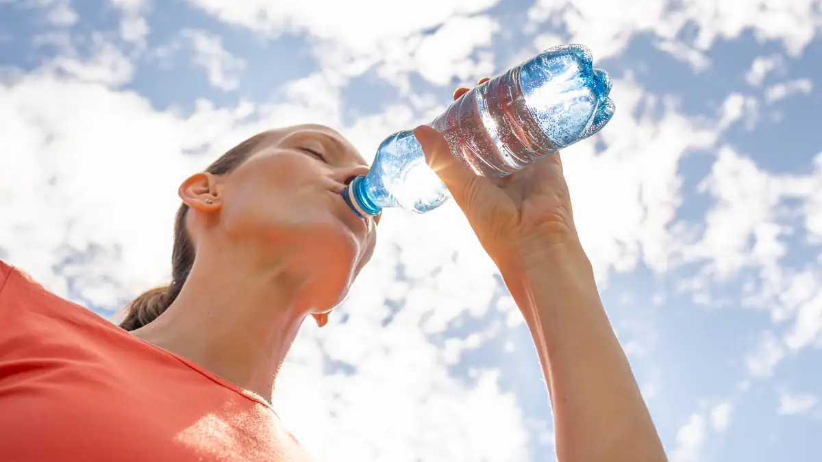Forscher warnen: Drei beliebte Getränke sollte man bei Hitze meiden
