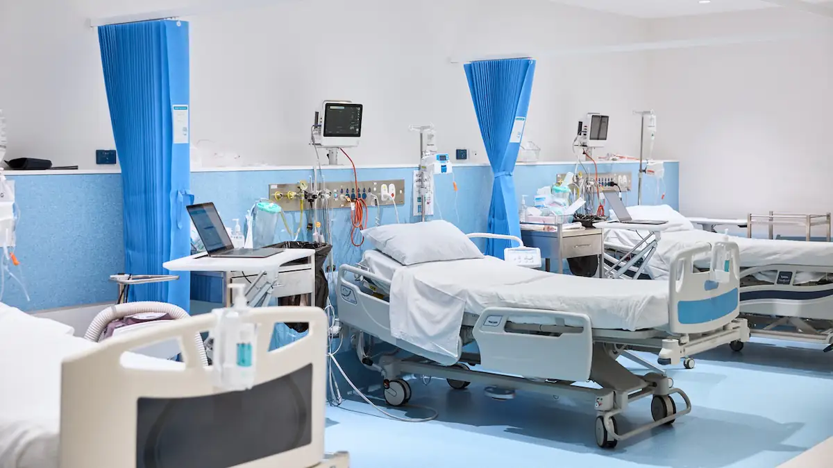 Candida auris Hefepilz breitet sich Krankenhäusern aus: Mehrere leere Krankenhausbetten nebeneinander