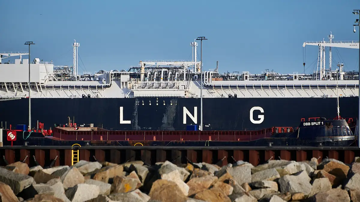 Schiff mit LNG-Schriftzug als Symbolbild für flüssiges Erdgas