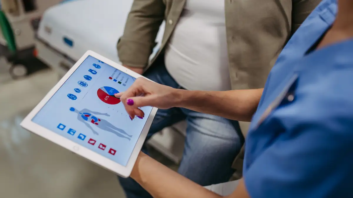 Fettleber Symbolbild: Ärztin bespricht mit Patient Leberwerte