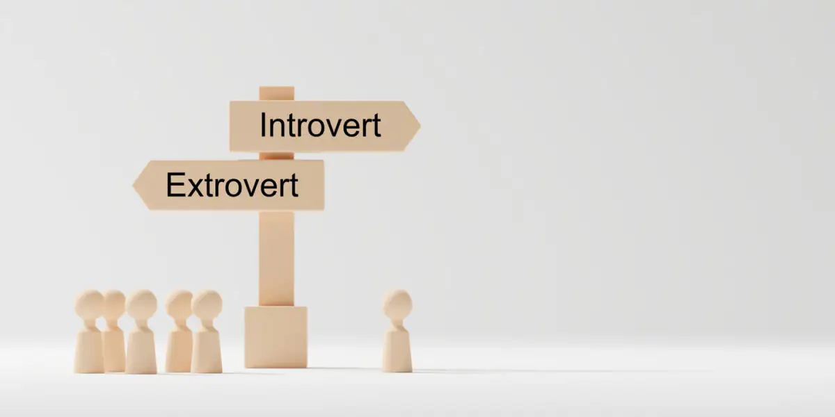 Otrovertiert: Wegweiser zeigt in zwei verschiedene Richtungen, auf den Pfeilen steht „Introvert“ und „Extrovert“