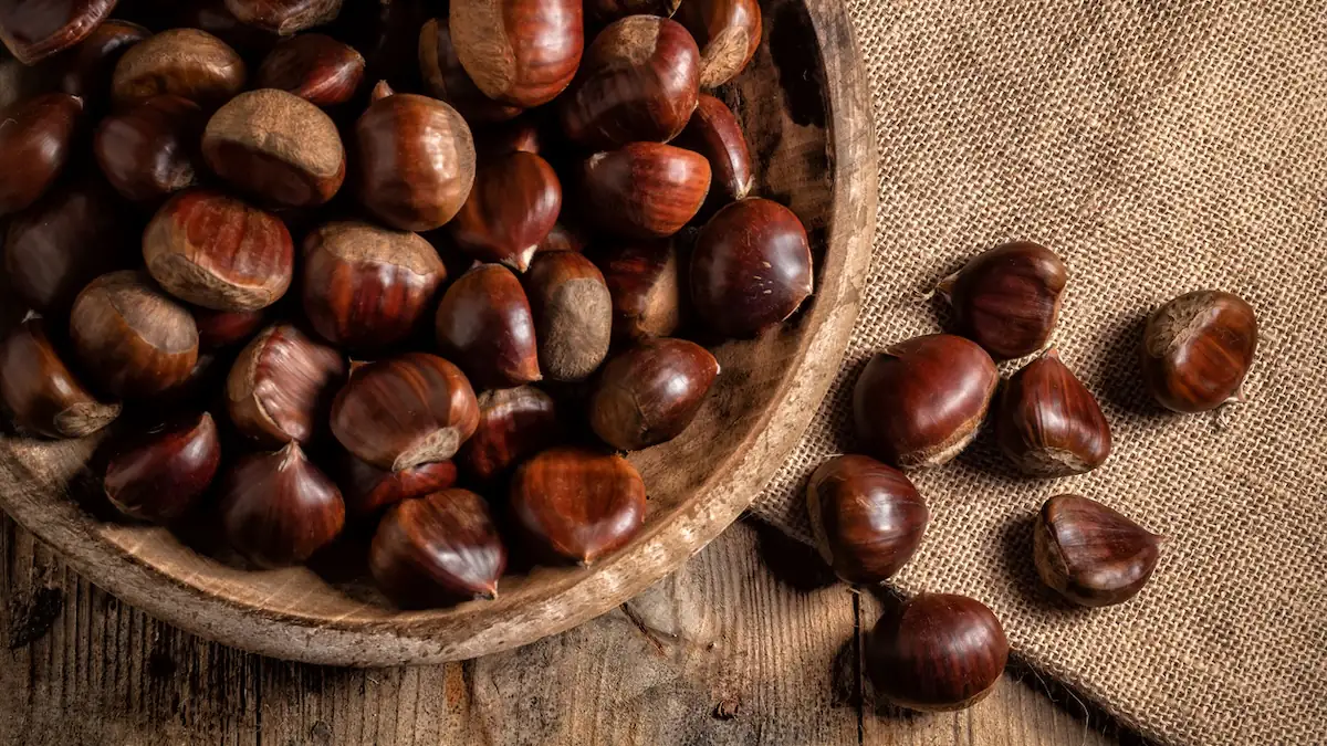Kastanien in einer Schalem, die auf einem Tisch steht