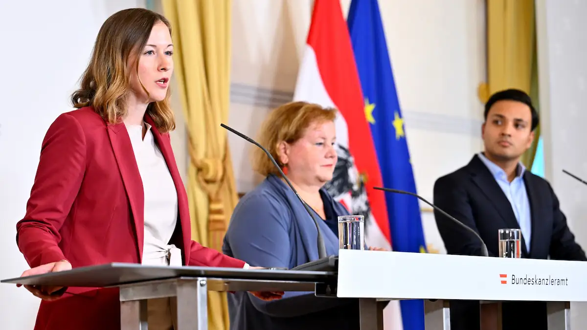Integrationsministerin Claudia Plakolm (ÖVP), Sozialministerin Korinna Schumann (SPÖ) und NEOS-Klubobmann Yannick Shetty bei einer Pressekonferenz zum Kopftuchverbot