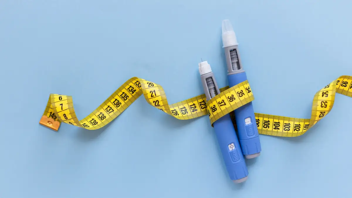 Krebs wegen Abnehmspritze übersehen: symbolhaft zwei Abnehmspritzen mit Maßband