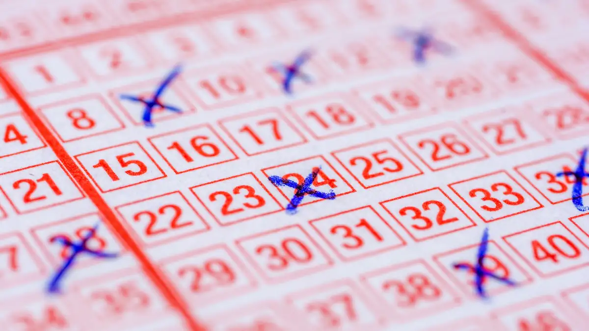 Angekreuzte Lotto-Zahlen auf einem Schein