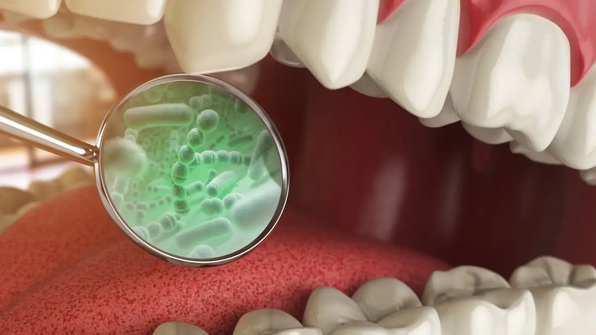 Mundgeruch: Bakterien und Viren um Zahn. Dental-Hygiene medizinisches Konzept.