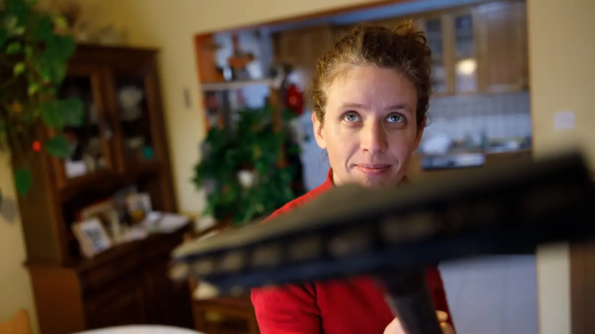 Frau will Spinne mit einem Staubsauger einsaugen