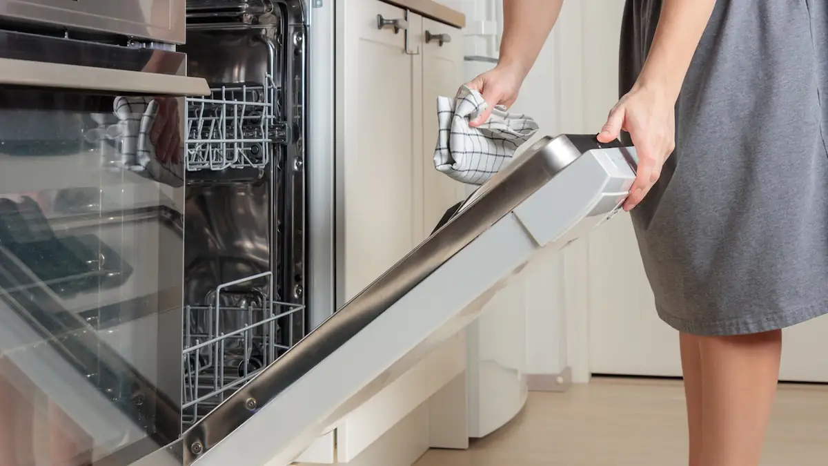 Nützlicher Trick: Darum sollte man ein Geschirrtuch in die Spülmaschine legen
