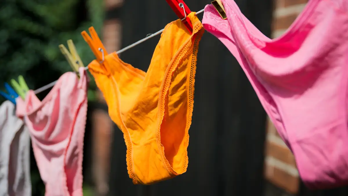 Bunte Frauen-Unterwäsche hängt zum Trocknen auf einer Leine