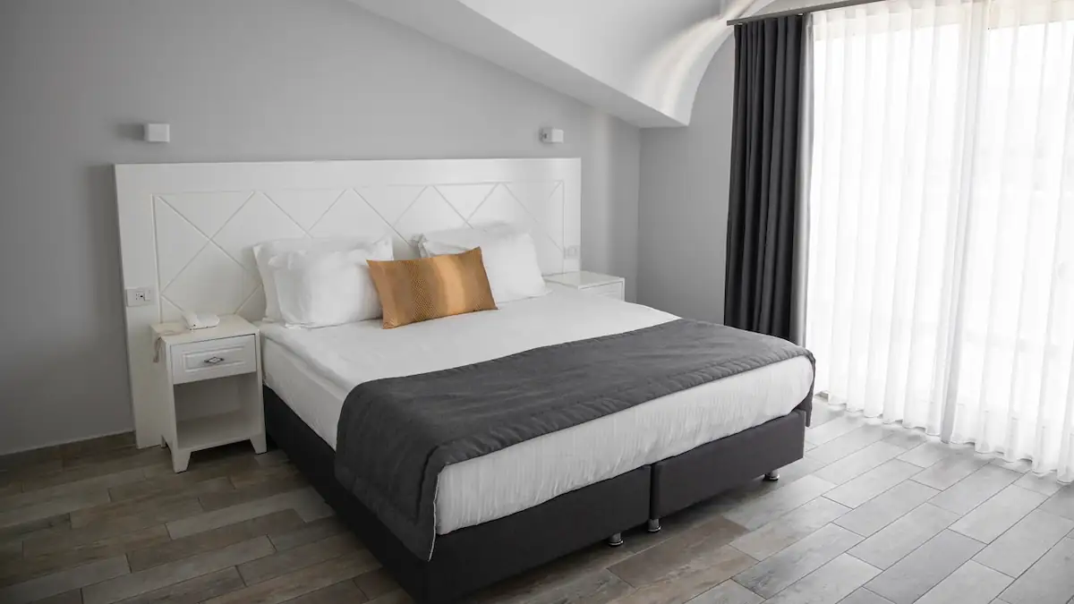 Bettschal in Hotelzimmern: Dafür ist der Stoffstreifen wirklich da