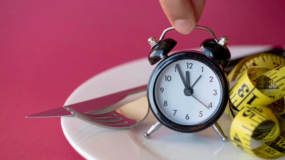 Symbolbild für Fasten mit einem leeren Teller, auf dem ein Wecker neben einem Maßband steht