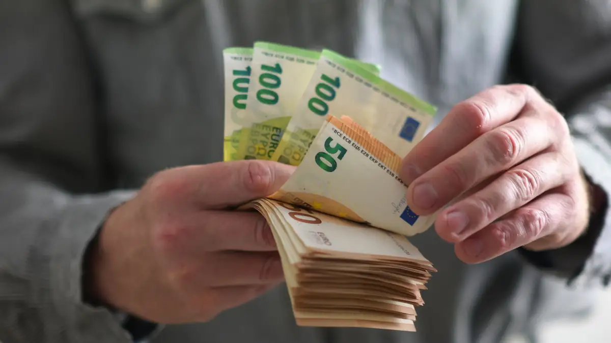 Trotz Suspendierung: Beamter bekommt jahrelang dennoch mehr als 80.000 Jahresgehalt