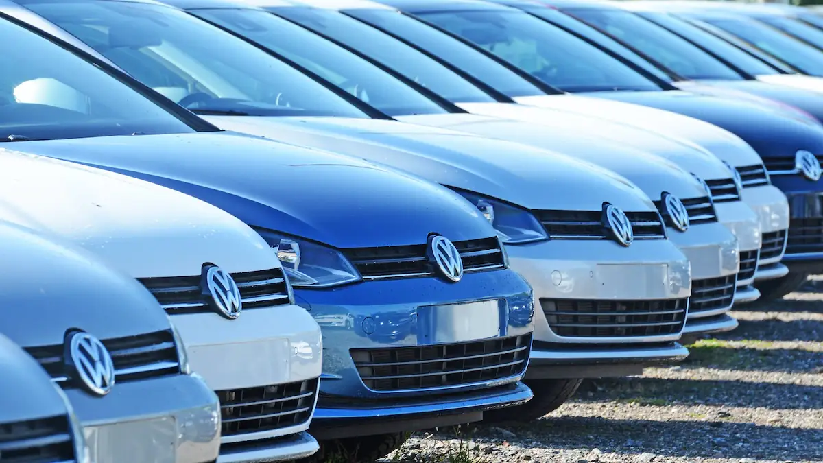 VW-Fahrzeuge stehen auf einem Autohof in Freiburg