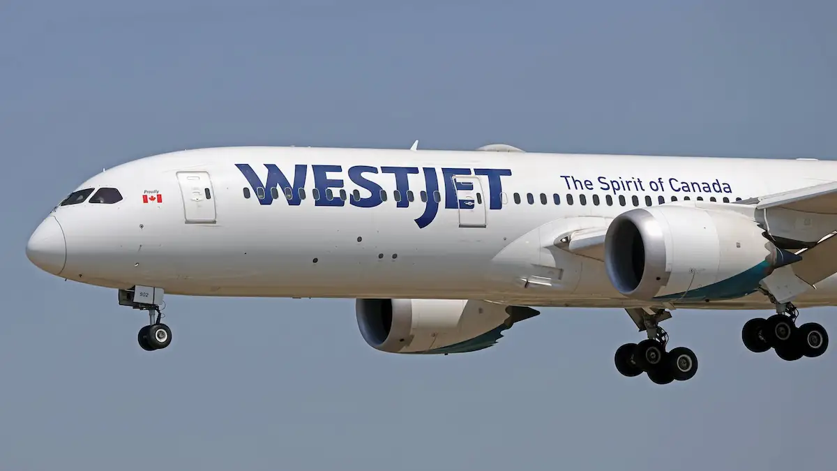 Streit um Sitze bei WestJet: Flugzeug mit dem Schriftzug der Airline am Himmel