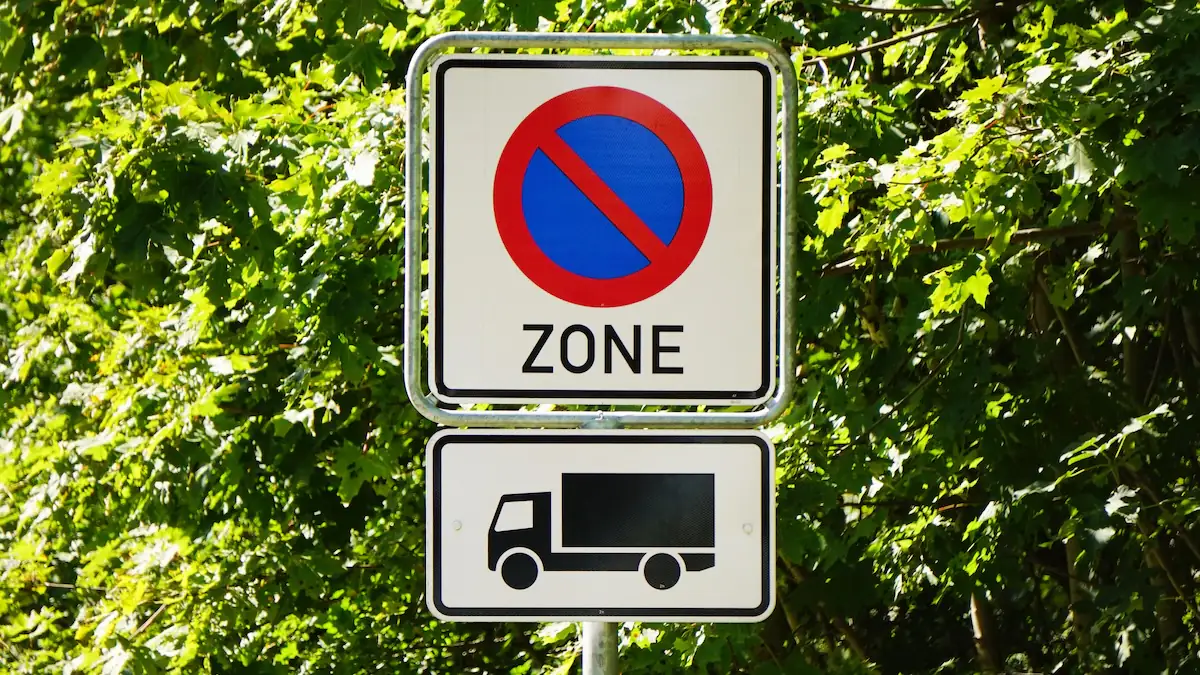 Schild zeigt Halteverbotszone an, mit Ausnahme für LKW