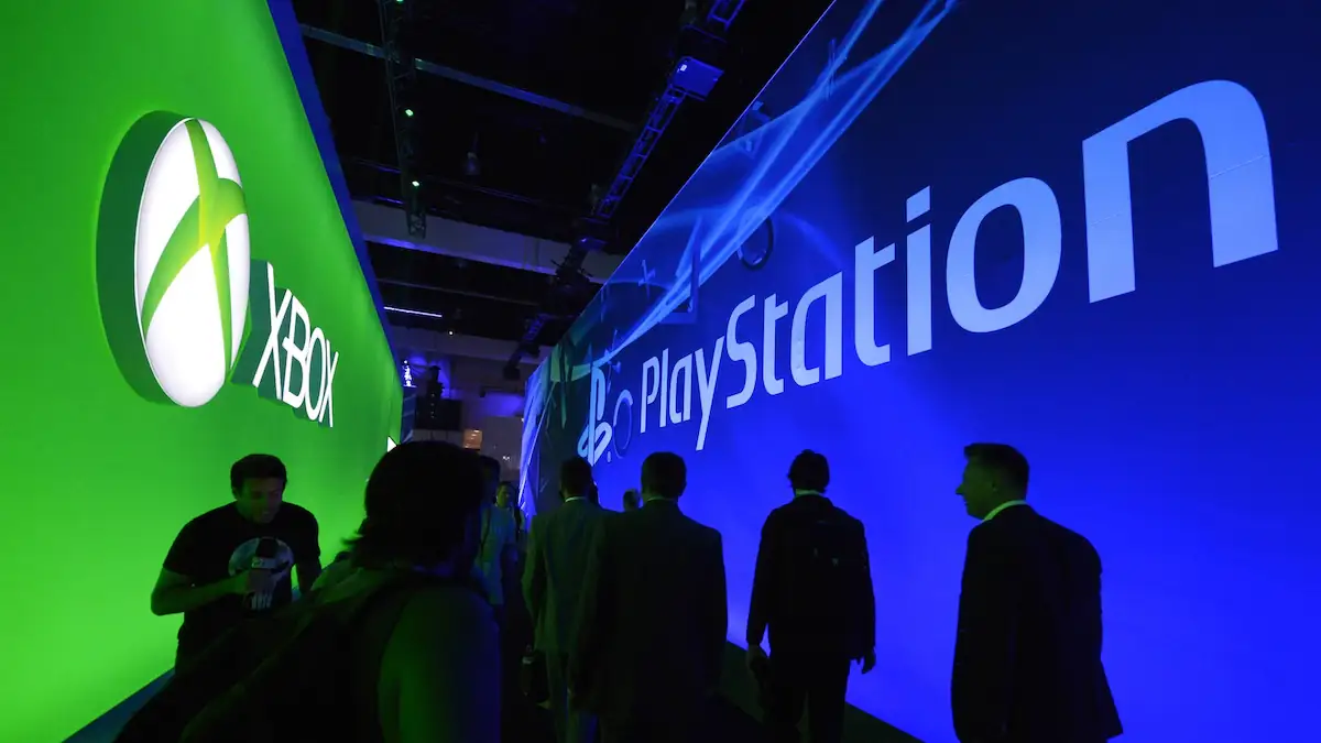 Steam Machine als Konsolen-Konkurrenz: Gegenüber liegende Logos von Xbox und PlayStation