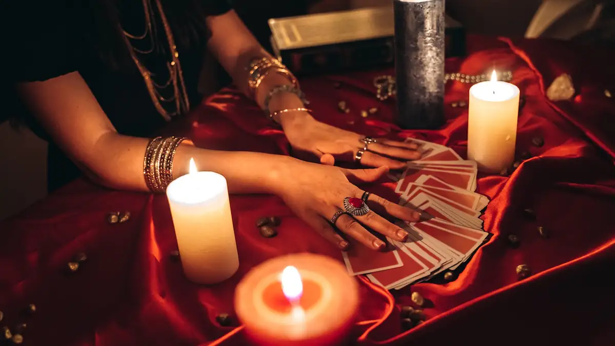 Sie erbeutete 40 Millionen Euro: Betrügerische Wahrsagerin aufgeflogen