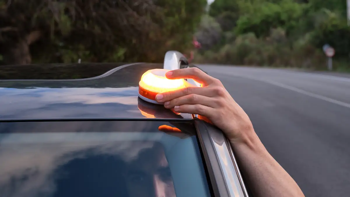 Statt Warndreieck: Mann legt helle Warnleuchte auf sein Autodach