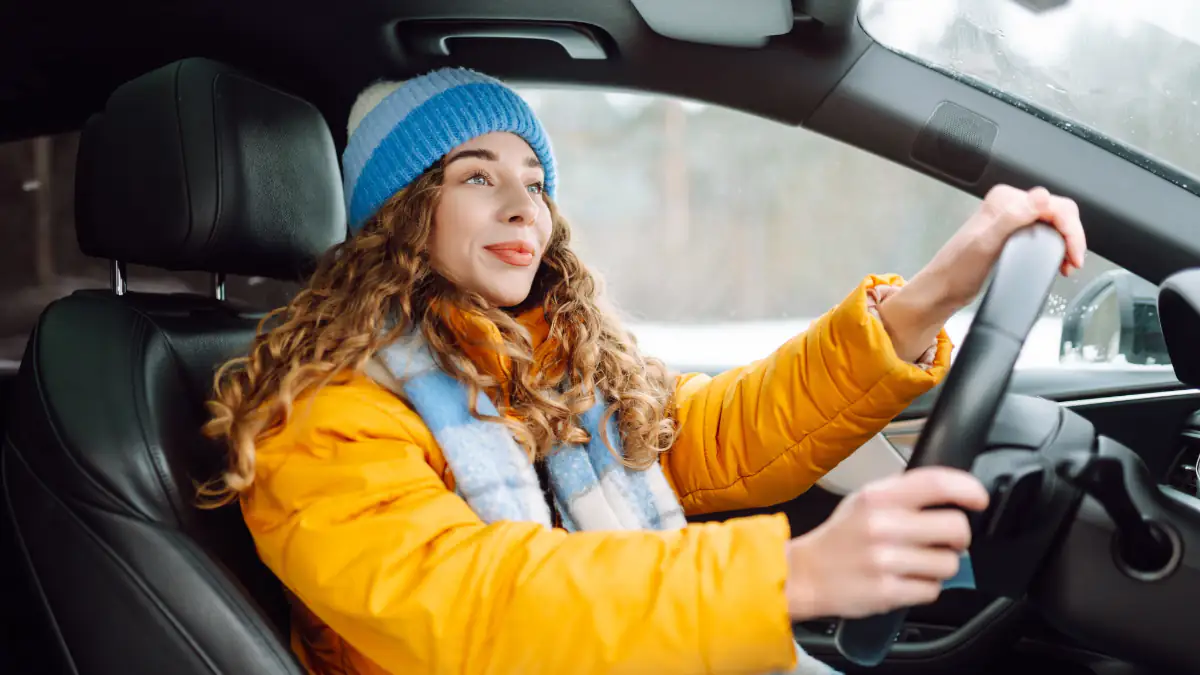 Experten warnen: Wer mit Winterjacke ins Auto steigt, setzt sich Gefahr aus