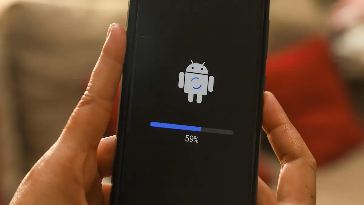 Smartphone, auf dem ein Android-Update hochlädt