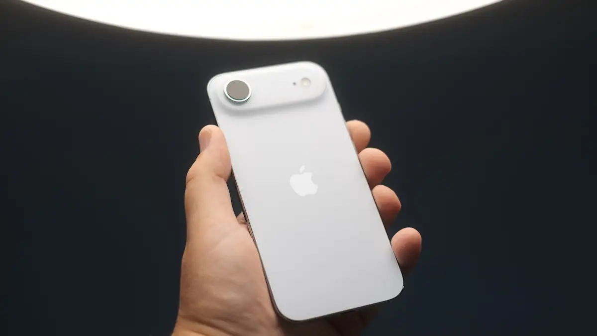 Weißes iPhone Air von Apple, das jemand in der Hand hält