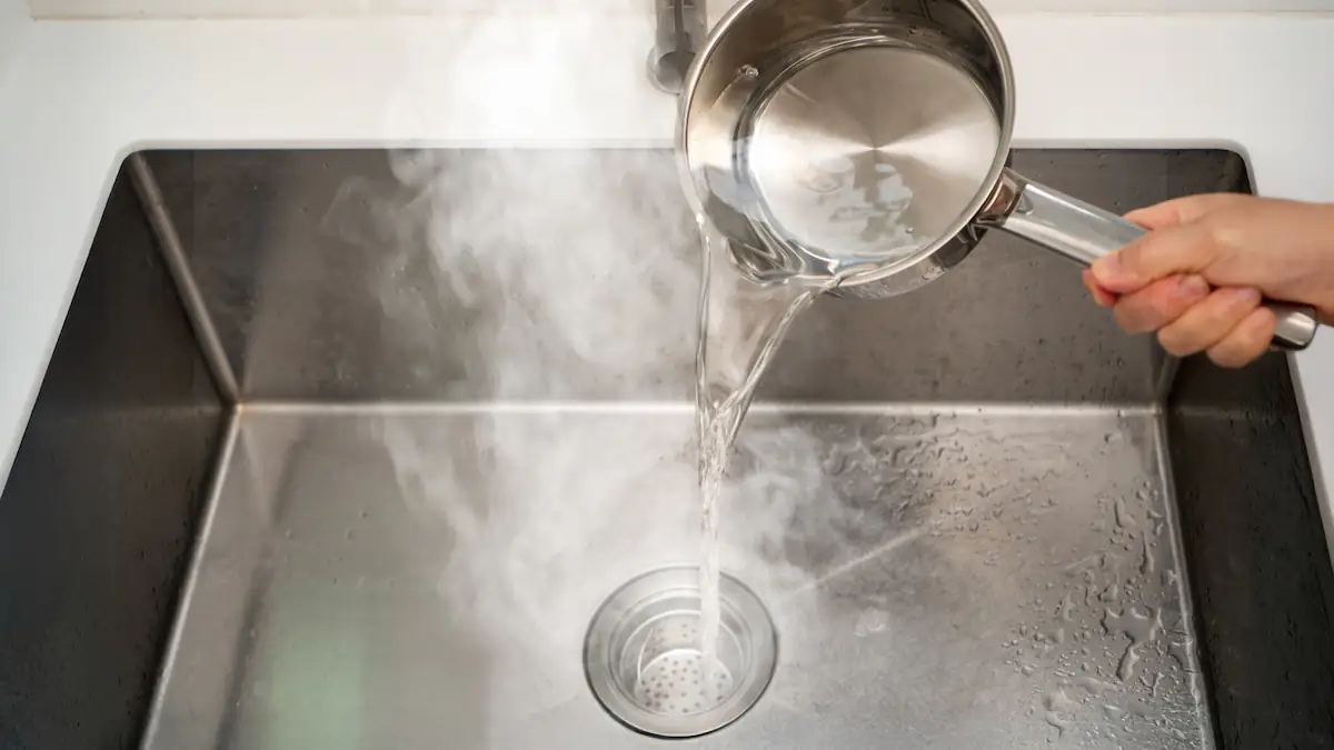 Heißes Wasser in den Abfluss: Ungefährlich oder ein No-Go?