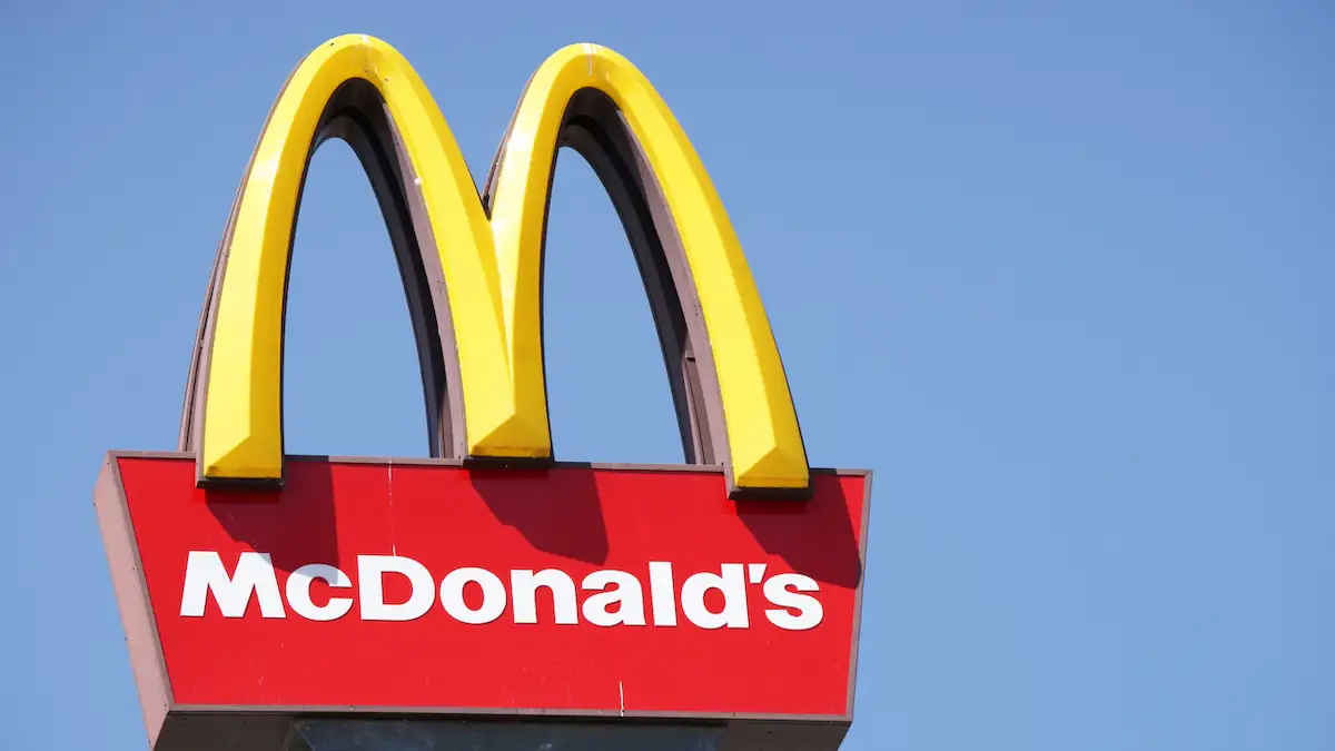 McDonald’s-Logo vor blauem Himmel