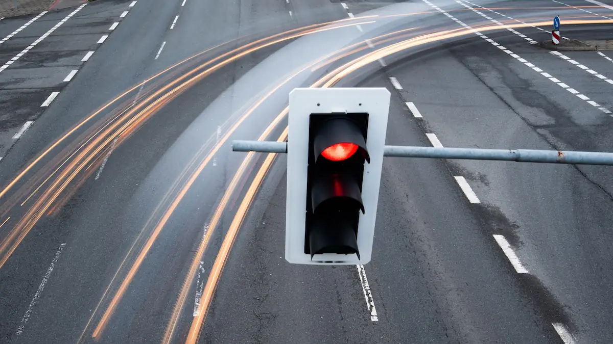 Geheimer Hinweis auf der Fahrbahn: Fahrlehrer verrät Trick, den jeder kennen sollte