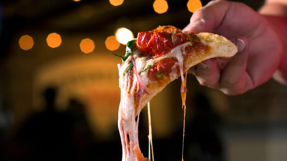 Haben wir Pizza immer falsch gegessen? Pizzabäcker verrät, wie es richtig geht